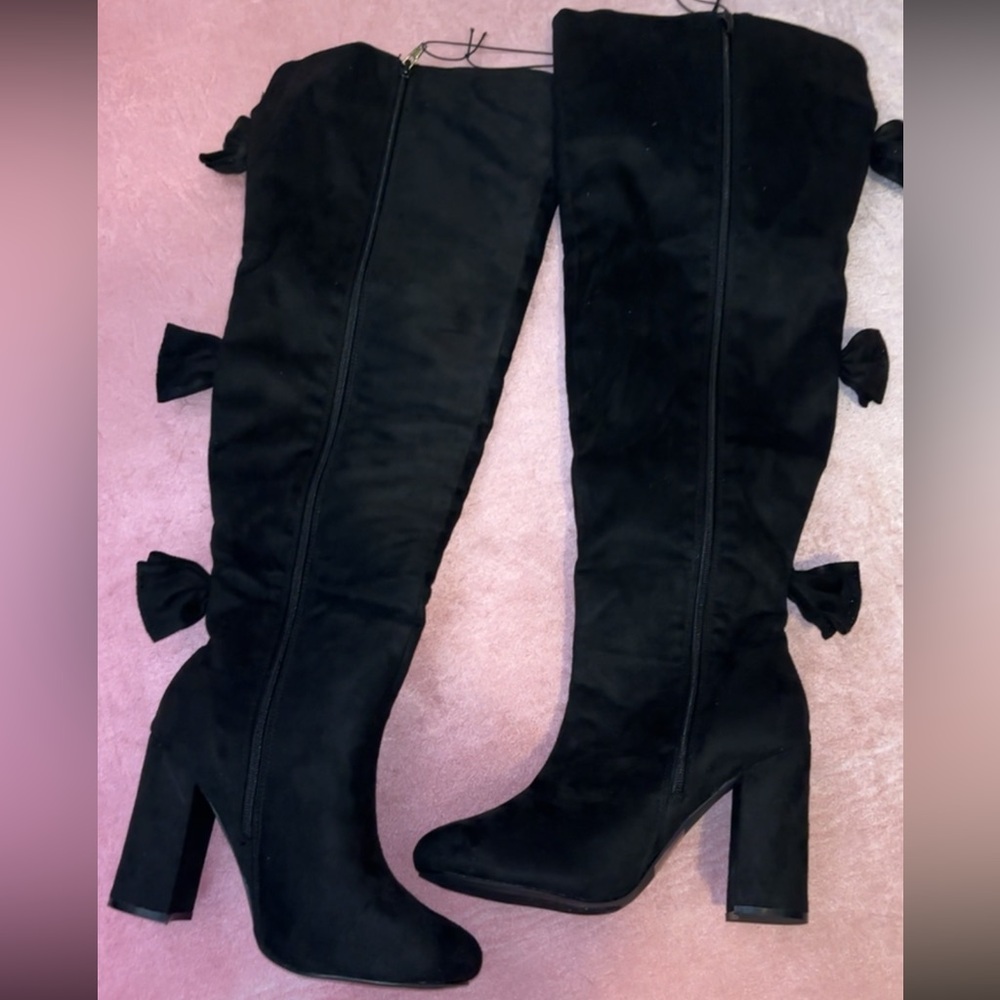 BRAND NEW! Gorgeous, never worn Knee-High Heel Boots! Velvet material, so cute!